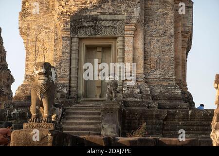 Löwenstatuen, die die Stufen des Ta Som Tempels bewachen Stockfoto