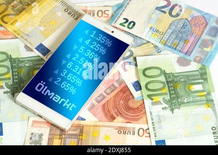 Euro-Banknoten, Smartphone und Preise auf dem Ölmarkt Stockfoto