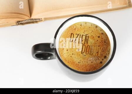 Eine Tasse Kaffee und Hallo im polnischen Dzien Dobry Stockfoto