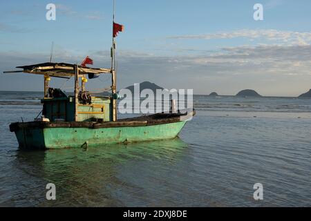 Kleines Fischerboot am Strand bei Ebbe Vietnam Stockfoto