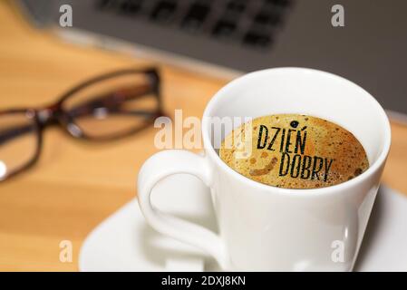 Eine Tasse Kaffee und Hallo im polnischen Dzien Dobry Stockfoto