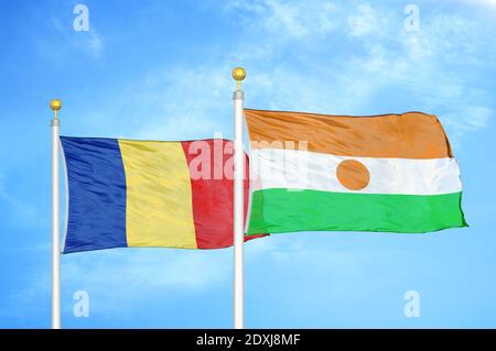 Rumänien und Niger zwei Flaggen auf Fahnenmasten und blauer Himmel Stockfoto