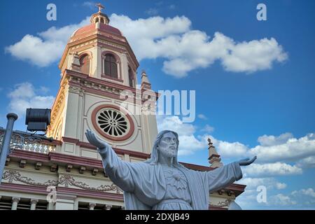 Das 18. Jahrhundert portugiesischen erbaute Kirche Santa Cruz in Bangkok, Thailand, neben dem Chao Phraya Fluss in einem ehemaligen christlichen Enklave Stockfoto