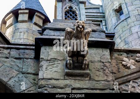 Khryashchevka, Russland, 16. Juli 2020, Garibaldi Schloss, Gohargoyle auf dem Dach des Schlosses, selektiver Fokus Stockfoto