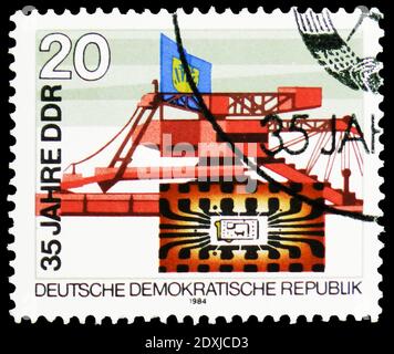 MOSKAU, RUSSLAND - 23. MÄRZ 2019: Briefmarke gedruckt in Deutschland, Demokratische Republik zeigt Braune Kohlebagger, Mikrochip, 35 Jahre deutscher Demokrat Stockfoto