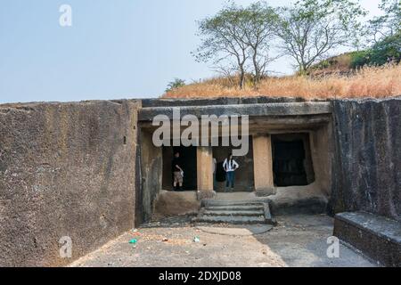 Besucher besuchen den Kanheri Höhlenkomplex, der sich im Sanjay Gandhi Nationalpark in der Borivali Region von Mumbai, Indien, befindet Stockfoto