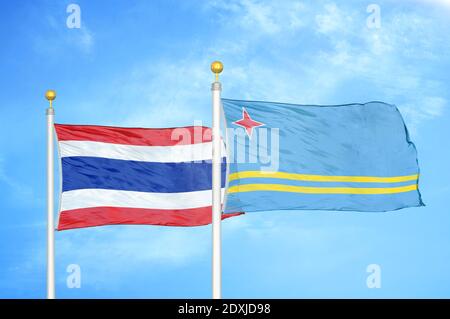 Thailand und Aruba zwei Flaggen auf Fahnenmasten und blauer Himmel Stockfoto