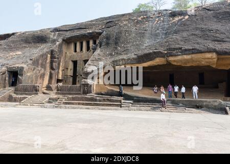 Besucher besuchen den Kanheri Höhlenkomplex, der sich im Sanjay Gandhi Nationalpark in der Borivali Region von Mumbai, Indien, befindet Stockfoto