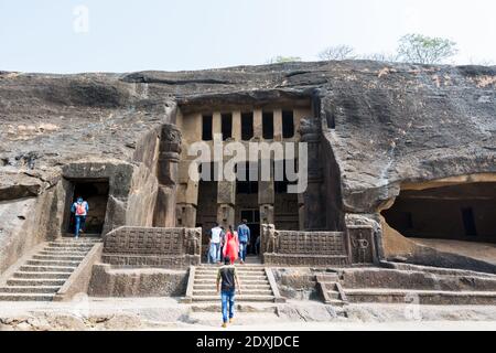 Besucher besuchen den Kanheri Höhlenkomplex, der sich im Sanjay Gandhi Nationalpark in der Borivali Region von Mumbai, Indien, befindet Stockfoto