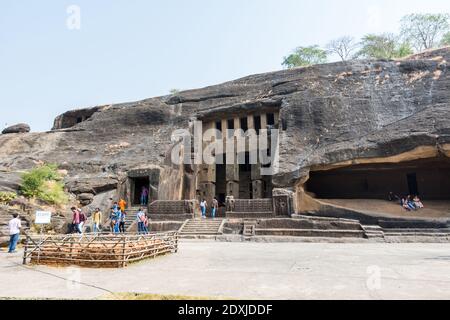 Besucher besuchen den Kanheri Höhlenkomplex, der sich im Sanjay Gandhi Nationalpark in der Borivali Region von Mumbai, Indien, befindet Stockfoto