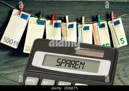 Euro-Banknoten, Taschenrechner und Sparer Stockfoto