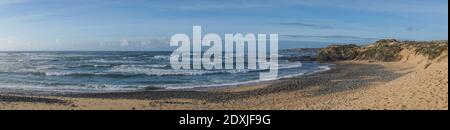 Ein Panoramablick auf einen wilden und leeren Strand Die Atlantikküste Portugals Stockfoto