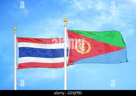 Thailand und Eritrea zwei Flaggen auf Fahnenmasten und blauer Himmel Stockfoto