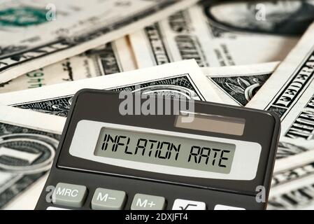 Dollarscheine, Rechner und Inflation in den USA Stockfoto