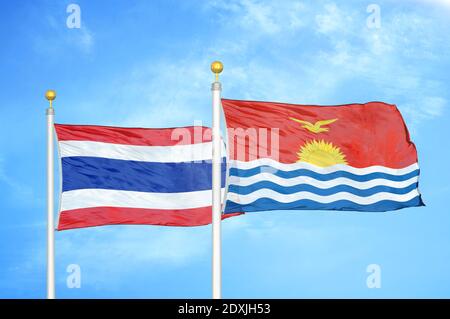 Thailand und Kiribati zwei Flaggen auf Fahnenmasten und blauer Himmel Stockfoto