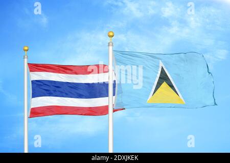 Thailand und St. Lucia zwei Flaggen auf Fahnenmasten und blau Himmel Stockfoto