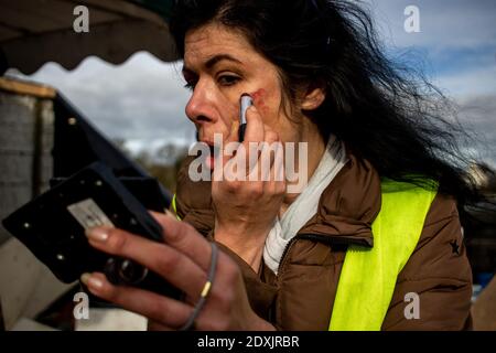 FRA - GILETS JAUNES DE DINAN Samedi 26 Janvier, sur le QG des Gilets Jaunes de Dinan en Bretagne, maquillage pour dénoncer les violences policières. F Stockfoto