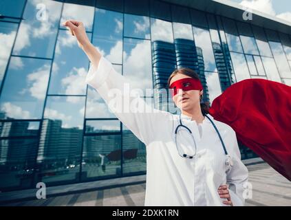 Ärztin in einem Superhelden Cape ist bereit zu helfen. Stockfoto