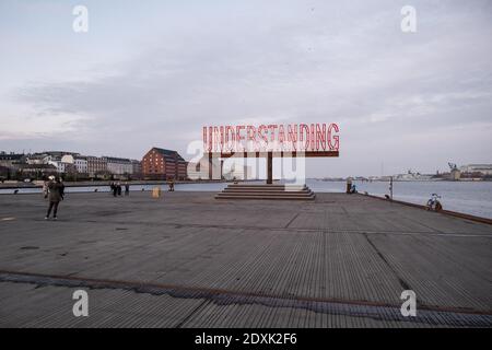 Kopenhagen, Dänemark. Dezember 2020. Die Neonskulptur Understanding des Turner-Preisträgers Martin Creed auf der Ofelia Plads in Kopenhagen. Das 8 Meter hohe und 15 Meter lange Kunstwerk wird vom Roskilde Festival aufgesetzt und ruft nach Hoffnung und Verständnis in einer Zeit, die für viele schwierig ist. (Foto: Gonzales Photo - Kim M. Leland). Stockfoto