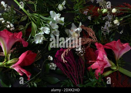 Kreatives Layout aus Blumen und Blättern. Flach liegend. Naturkonzept. Grußkarte mit Blumenmuster. Bunte Frühlingsblumen Hintergrund, Platz für Text. Natur Stockfoto