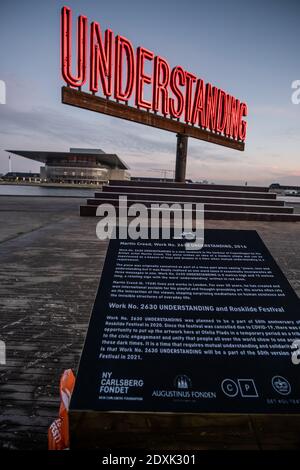 Kopenhagen, Dänemark. Dezember 2020. Die Neonskulptur Understanding des Turner-Preisträgers Martin Creed auf der Ofelia Plads in Kopenhagen. Das 8 Meter hohe und 15 Meter lange Kunstwerk wird vom Roskilde Festival aufgesetzt und ruft nach Hoffnung und Verständnis in einer Zeit, die für viele schwierig ist. (Foto: Gonzales Photo - Kim M. Leland). Stockfoto