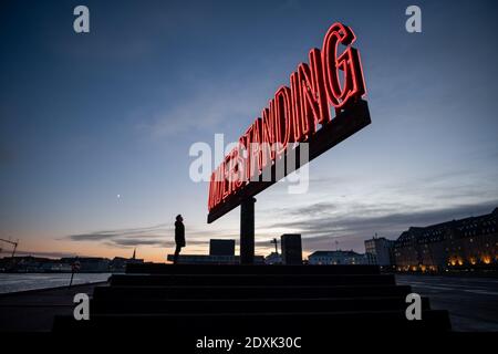 Kopenhagen, Dänemark. Dezember 2020. Die Neonskulptur Understanding des Turner-Preisträgers Martin Creed auf der Ofelia Plads in Kopenhagen. Das 8 Meter hohe und 15 Meter lange Kunstwerk wird vom Roskilde Festival aufgesetzt und ruft nach Hoffnung und Verständnis in einer Zeit, die für viele schwierig ist. (Foto: Gonzales Photo - Kim M. Leland). Stockfoto