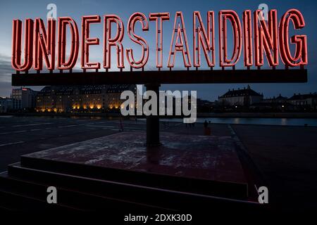 Kopenhagen, Dänemark. Dezember 2020. Die Neonskulptur Understanding des Turner-Preisträgers Martin Creed auf der Ofelia Plads in Kopenhagen. Das 8 Meter hohe und 15 Meter lange Kunstwerk wird vom Roskilde Festival aufgesetzt und ruft nach Hoffnung und Verständnis in einer Zeit, die für viele schwierig ist. (Foto: Gonzales Photo - Kim M. Leland). Stockfoto