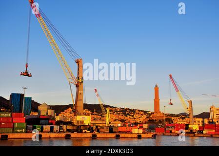 Der Umschlag von Containern im Hafen Terminal hinter der Laterne 13. Dezember 2020 Genua Italien Stockfoto