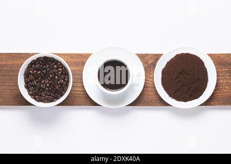 Tasse Kaffee, Kaffeebohnen und gemahlener Kaffee, auf weißem Hintergrund. Draufsicht Stockfoto