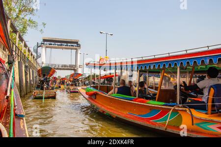 Bangkok Thailand Südostasien Schiffe bringen durch die Schleusen Das Gebiet des Flusses Chaopraya Stockfoto