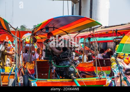 Bangkok Thailand Südostasien Schiffe bringen durch die Schleusen Das Gebiet des Flusses Chaopraya Stockfoto