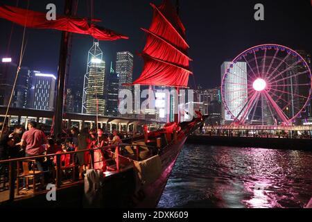 Hongkong, China. Oktober 2020. Ein Trödelboot mit Touristen segelt zu den zentralen Piers in Hong Kong, Südchina, 3. Oktober 2020. Quelle: Wu Xiaochu/Xinhua/Alamy Live News Stockfoto