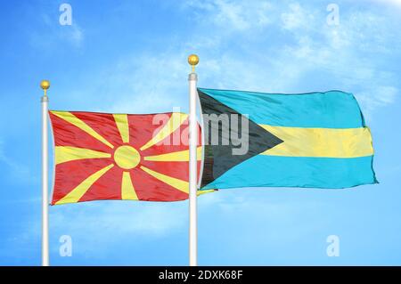 Nord-Mazedonien und Bahamas zwei Flaggen auf Fahnenmasten und blau Himmel Stockfoto