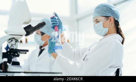 Nahaufnahme. Labortechniker Testflüssigkeit in einem Laborkolben . Stockfoto