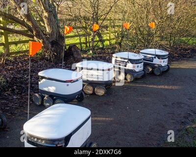 Starship Food Delivery Robots, Wootton Fields, Northampton, Großbritannien; ein neuer Service, der vom lokalen Co-op-Laden eingeführt wurde Stockfoto