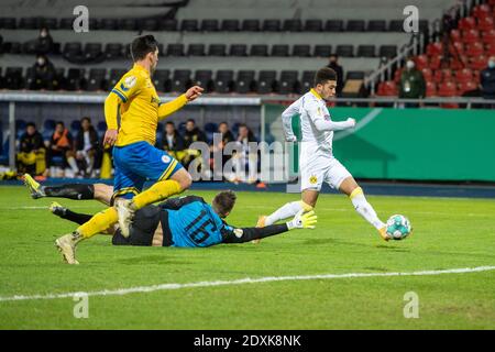 Jadon SANCHO (rechts, DO) schießt gegen Jannis NIKOLAOU (links, BS) und Torhüter Jasmin FEJZIC (BS) das Tor zu 2-0 für Borussia Dortmund, Action, Torschuss, Fußball, DFB-Cup, 2. Runde, Eintracht Braunschweig (Braunschweig) (BS) - Borussia Dortmund (DO) 0: 2 am 22. Dezember 2020 in Braunschweig. â Verwendung weltweit Stockfoto