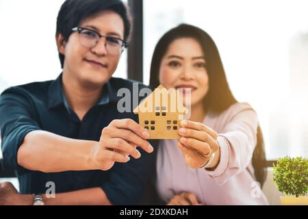 Nahaufnahme Mann und Frau halten ein Haus Modellieren und kaufen ein Haus zum Leben Stockfoto