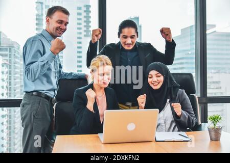 Büromitarbeiter, die in Ethnie und Sprache unterschiedlich sind Gleichheit, Business-Gruppe Treffen im Büro freundlich bei der Arbeit Stockfoto