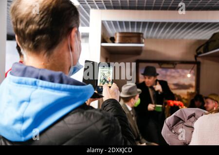 Moskau, Russland. Dezember 2020. 2020. Dezember - Moskau, Russland - Eishockey KHL Spartak Moskau vs Podolsk Vityaz - Unterstützer vor dem Spiel spielen im Stadion Credit: Marco Ciccolella/Alamy Live News Stockfoto