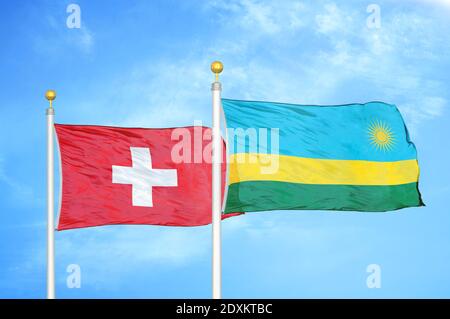 Schweiz und Ruanda zwei Flaggen auf Fahnenmasten und blauer Himmel Stockfoto