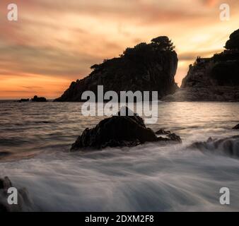 Eine schöne Aufnahme des Sonnenuntergangs in Cala Sant Francesc - Blanes in Costa Brava Stockfoto