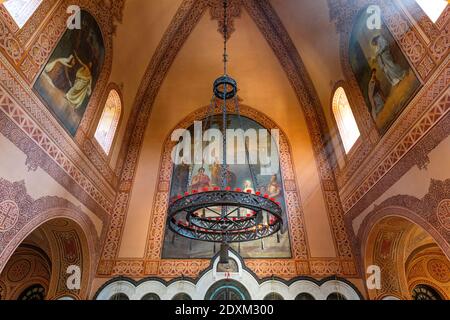 Jerusalem, Israel - 14. Oktober 2017: Russische orthodoxe Kirche der heiligen Maria Magdalena auf dem Ölberg im Kidron-Flusstal bei den Mauern der Altstadt Stockfoto