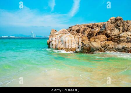 Landschaftlich schöne Meereslandschaft auf der tropischen Insel Wuzhizhou. Meerblick und große Felsen. Sanya City Chinese Resort für Sommerferien. Beliebtes Touristenziel. Stockfoto