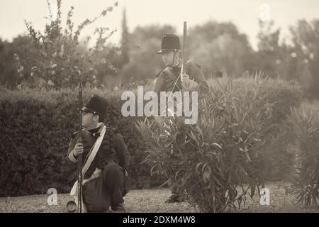 LA ALBUERA, SPANIEN - 17. Mai 2014: Zwei Nachbarn in der Tracht des portugiesischen Soldaten des 19. Jahrhunderts in historischen Nachstellung beteiligt gekleidet Stockfoto