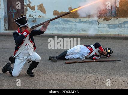 LA ALBUERA, SPANIEN - 17. Mai 2014: Albuera, Spanien - 17. Mai 2014: Zwei Nachbarn in der Tracht des neunzehnten Jahrhunderts Französisch Soldaten beteiligt gekleidet Stockfoto