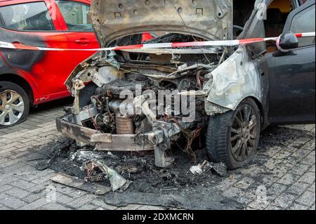 Wrack eines Autos, nachdem es in Brand geraten während Die Nacht Stockfoto