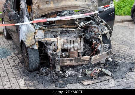 Wrack eines Autos, nachdem es in Brand geraten während Die Nacht Stockfoto