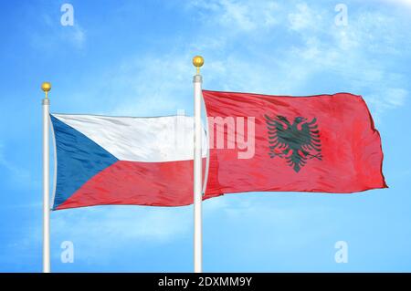 Tschechien und Albanien zwei Flaggen auf Fahnenmasten und blau bewölkt Himmel Stockfoto