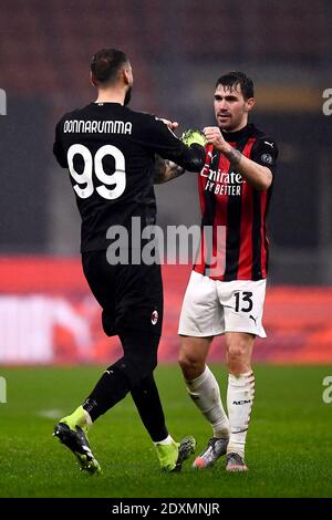 Mailand, Italien. Dezember 2020. MAILAND, ITALIEN - 23. Dezember 2020: Alessio Romagnoli (R) von AC Mailand feiert den Sieg mit Gianluigi Donnarumma von AC Mailand am Ende der Serie A Fußballspiel zwischen AC Mailand und SS Lazio. AC Mailand gewann 3-2 gegen SS Lazio. (Foto von Nicolò Campo/Sipa USA) Quelle: SIPA USA/Alamy Live News Stockfoto