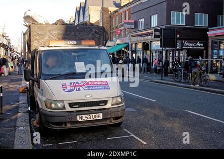 London, Großbritannien. Dezember 2020. The Traditional Xmas Queue Outside Metzger Macken Brothers, Chiswick, Xmas Eve 2020. Kredit: Peter Hogan/Alamy Live Nachrichten Stockfoto